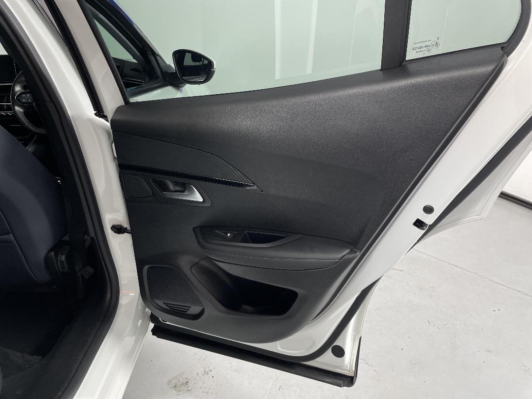 Photo '19' of Peugeot E-2008 Photo '19' of Peugeot E-2008