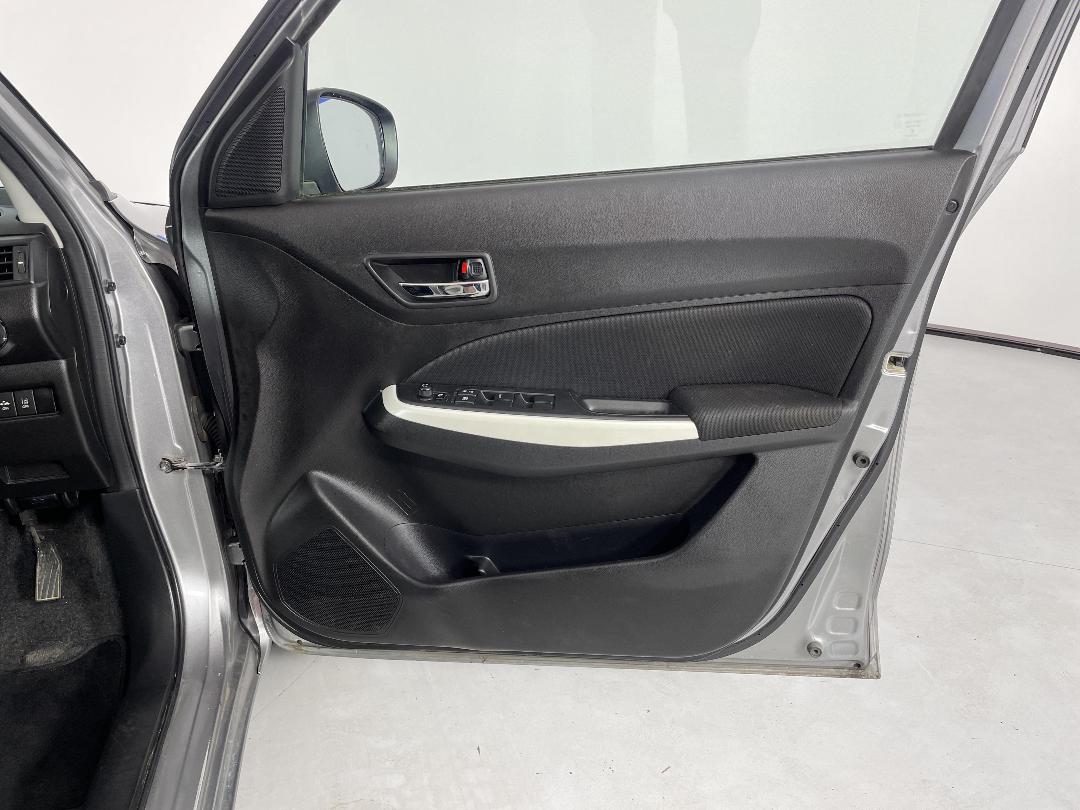 Photo '15' of Suzuki Swift