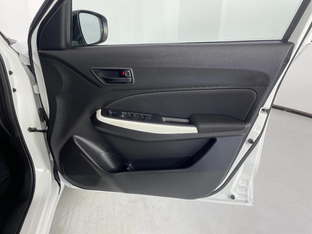 Photo '15' of Suzuki Swift