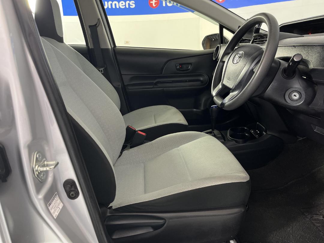 Photo '16' of Toyota Aqua Photo '16' of Toyota Aqua