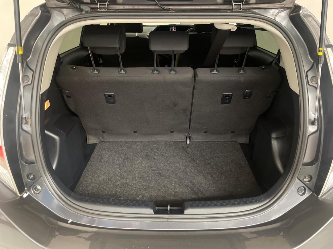 Photo '14' of Toyota Aqua