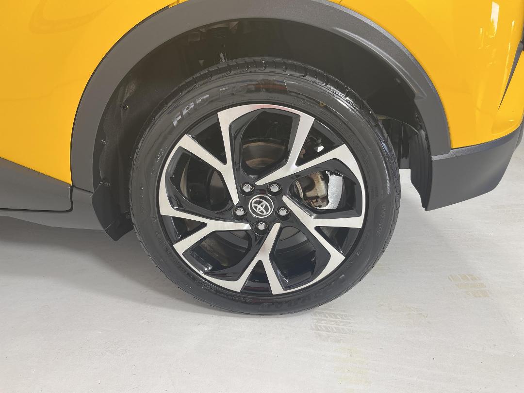 Photo '11' of Toyota C-HR