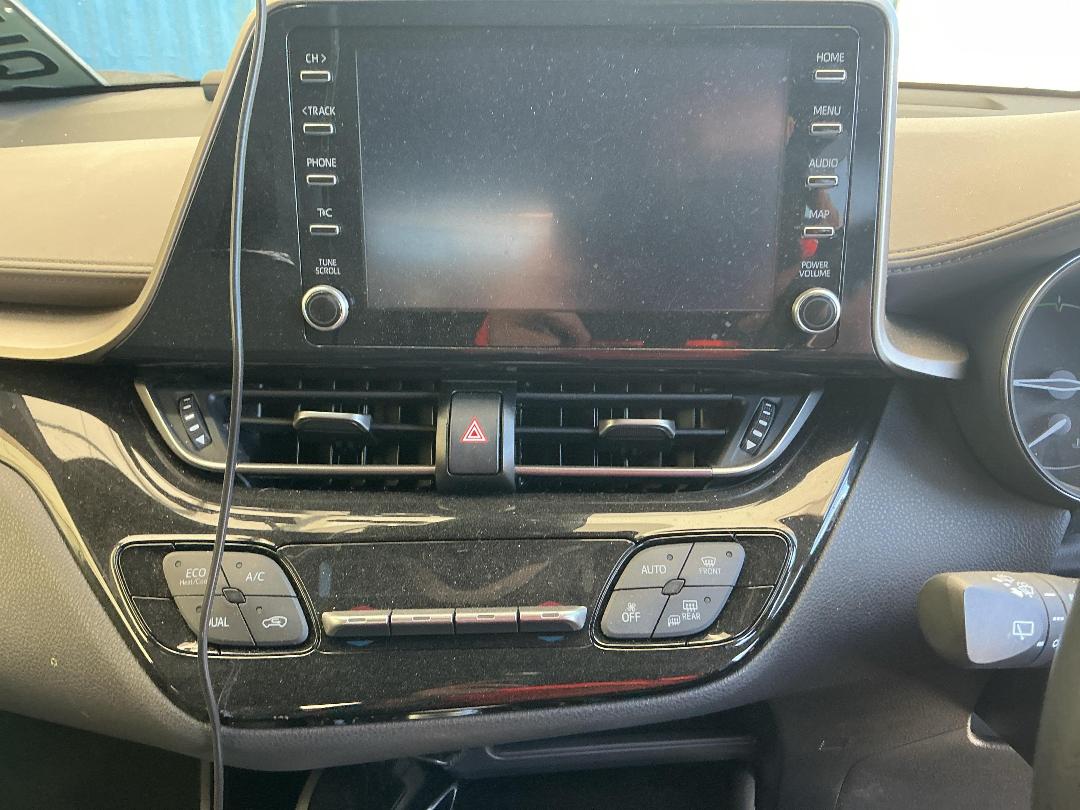 Photo '8' of Toyota C-HR