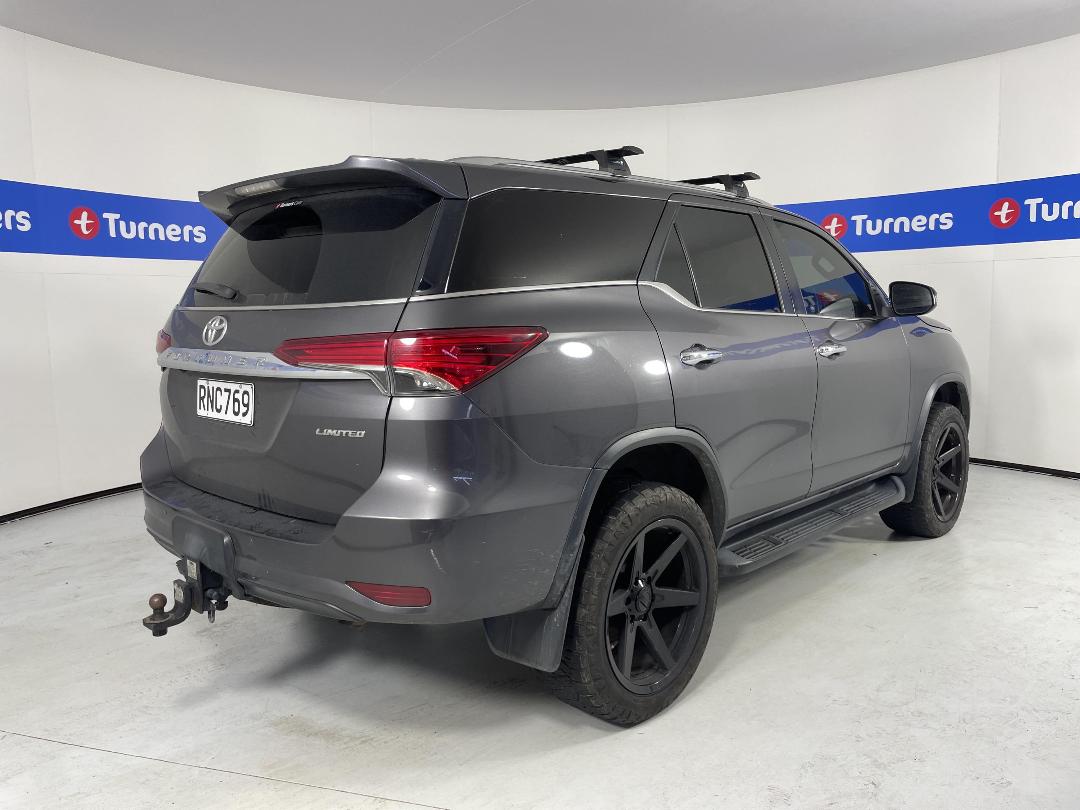 Photo '7' of Toyota Fortuner Photo '7' of Toyota Fortuner