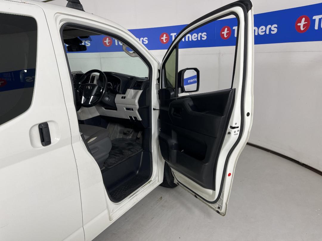 Photo '15' of Toyota Hiace Photo '15' of Toyota Hiace