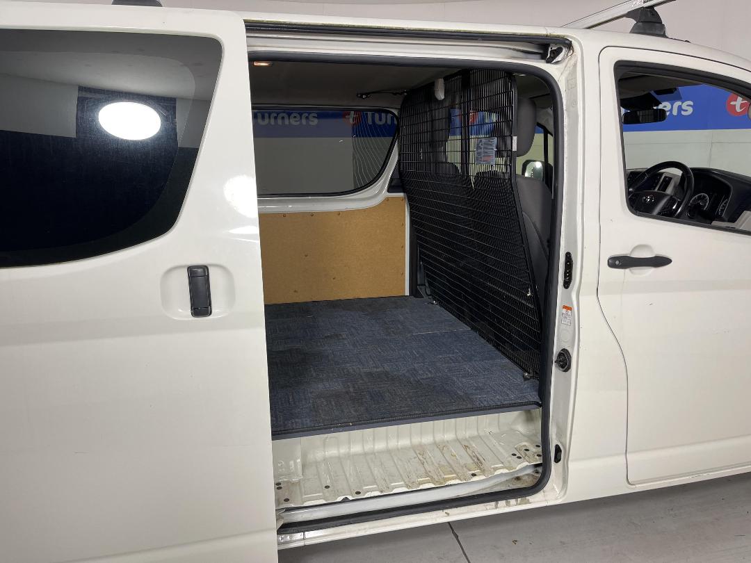 Photo '19' of Toyota Hiace Photo '19' of Toyota Hiace