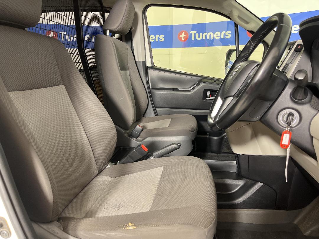 Photo '16' of Toyota Hiace