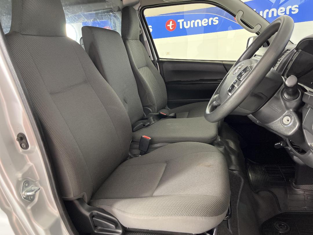 Photo '16' of Toyota Hiace Photo '16' of Toyota Hiace