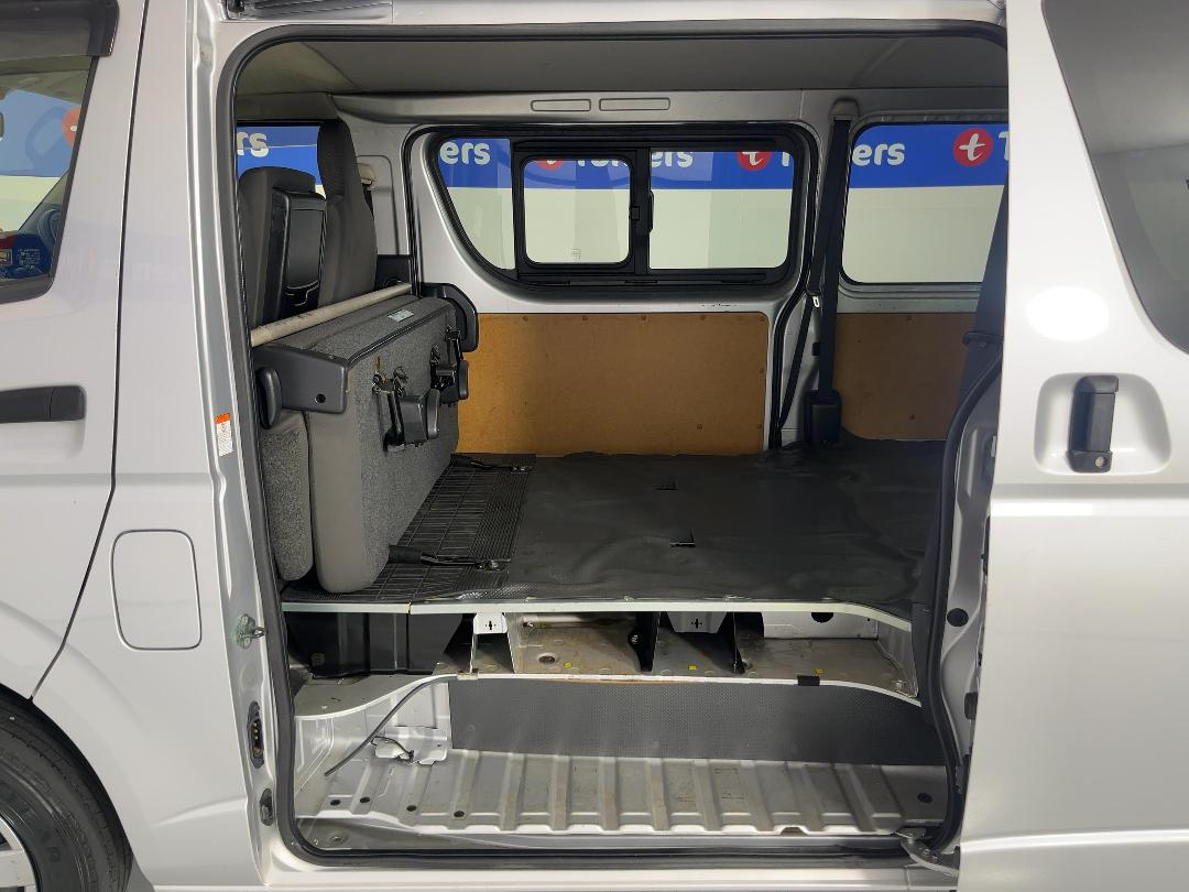 Photo '24' of Toyota Hiace