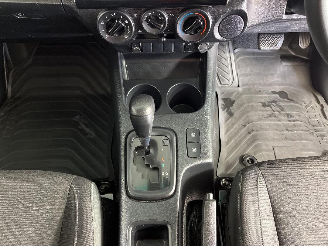 Photo '18' of Toyota Hilux