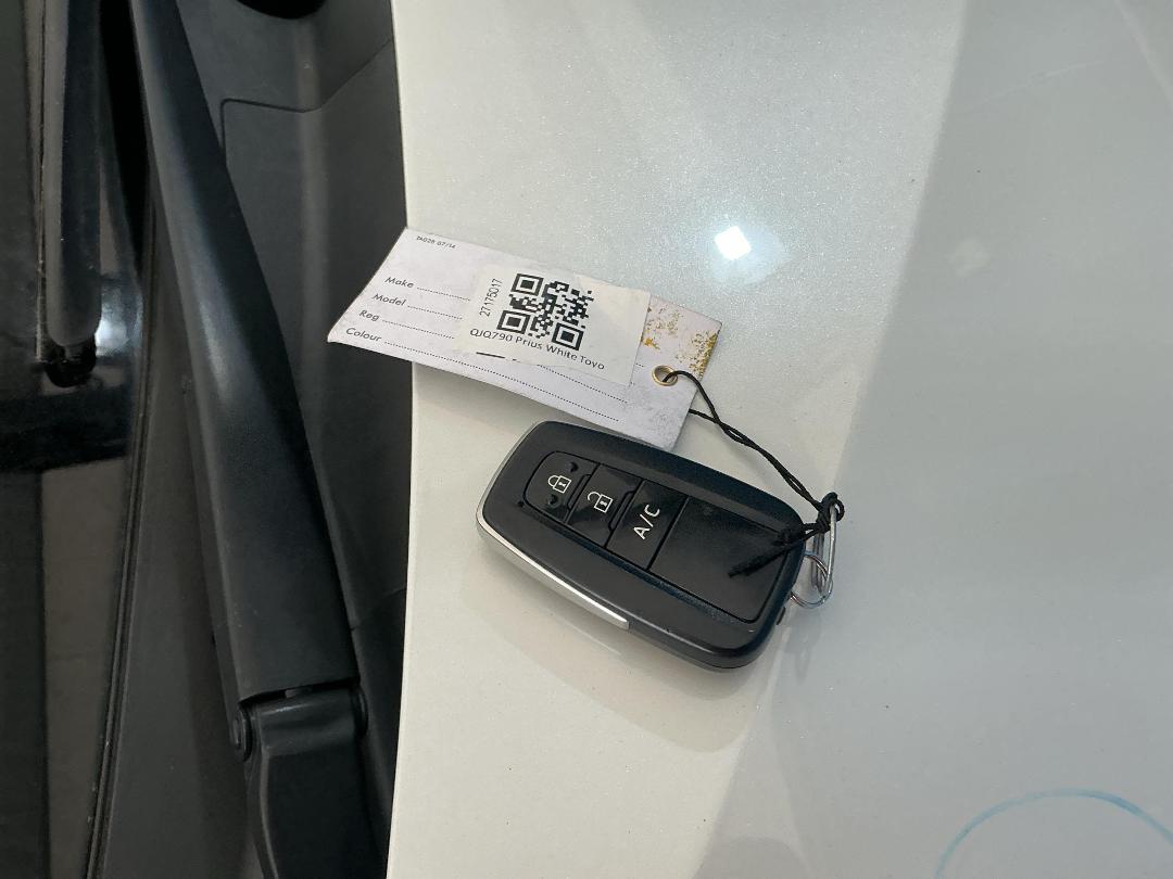 Photo '13' of Toyota Prius Phev Photo '13' of Toyota Prius Phev