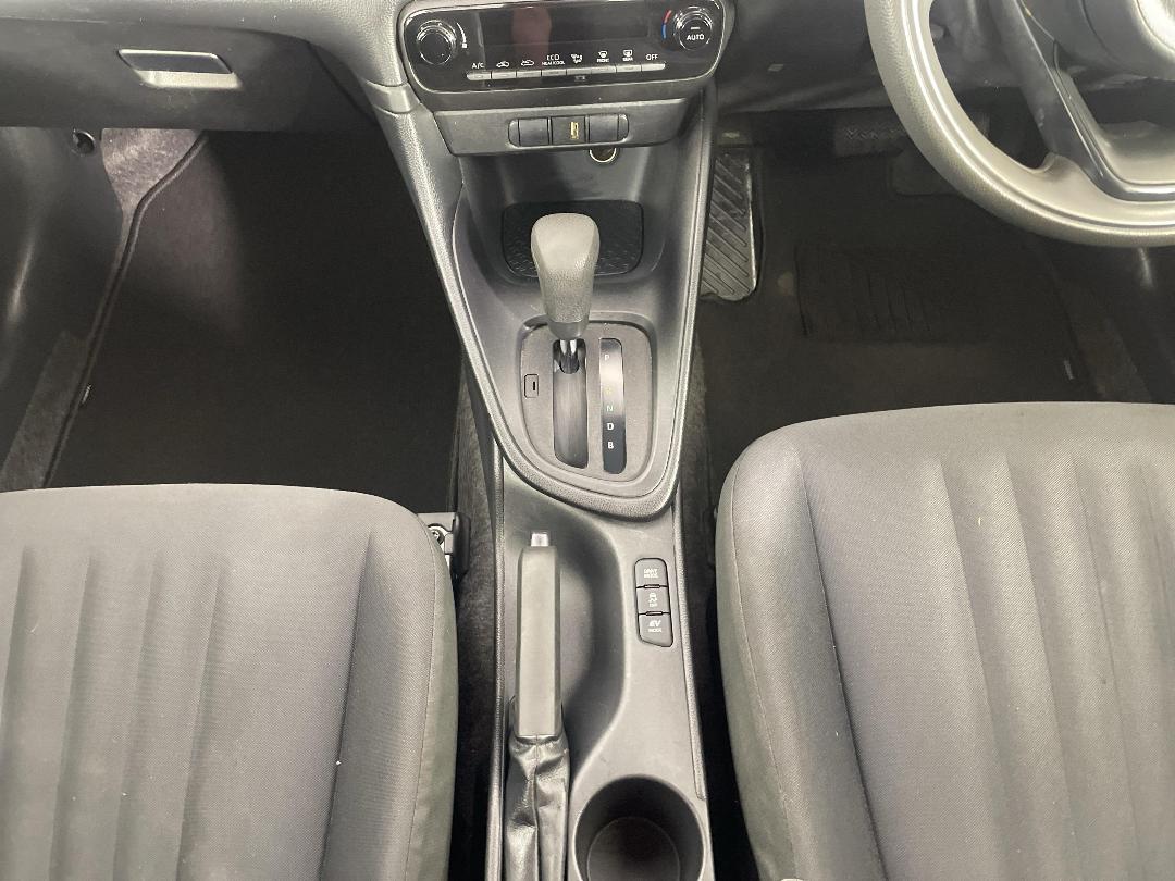 Photo '18' of Toyota Yaris