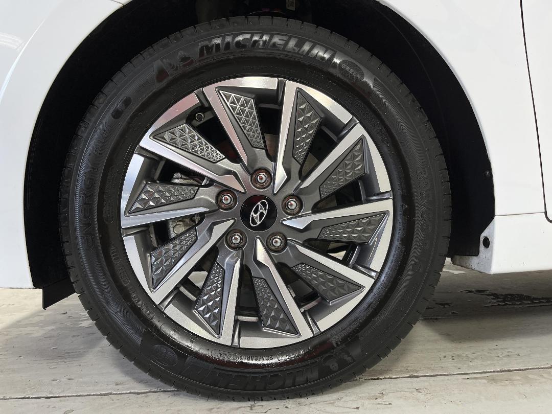 Photo '10' of Hyundai Ioniq Photo '10' of Hyundai Ioniq