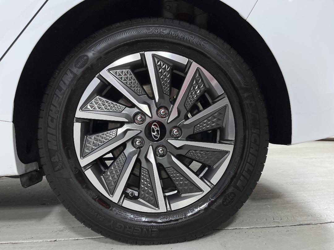 Photo '11' of Hyundai Ioniq Photo '11' of Hyundai Ioniq