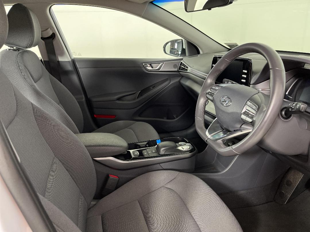 Photo '16' of Hyundai Ioniq Photo '16' of Hyundai Ioniq