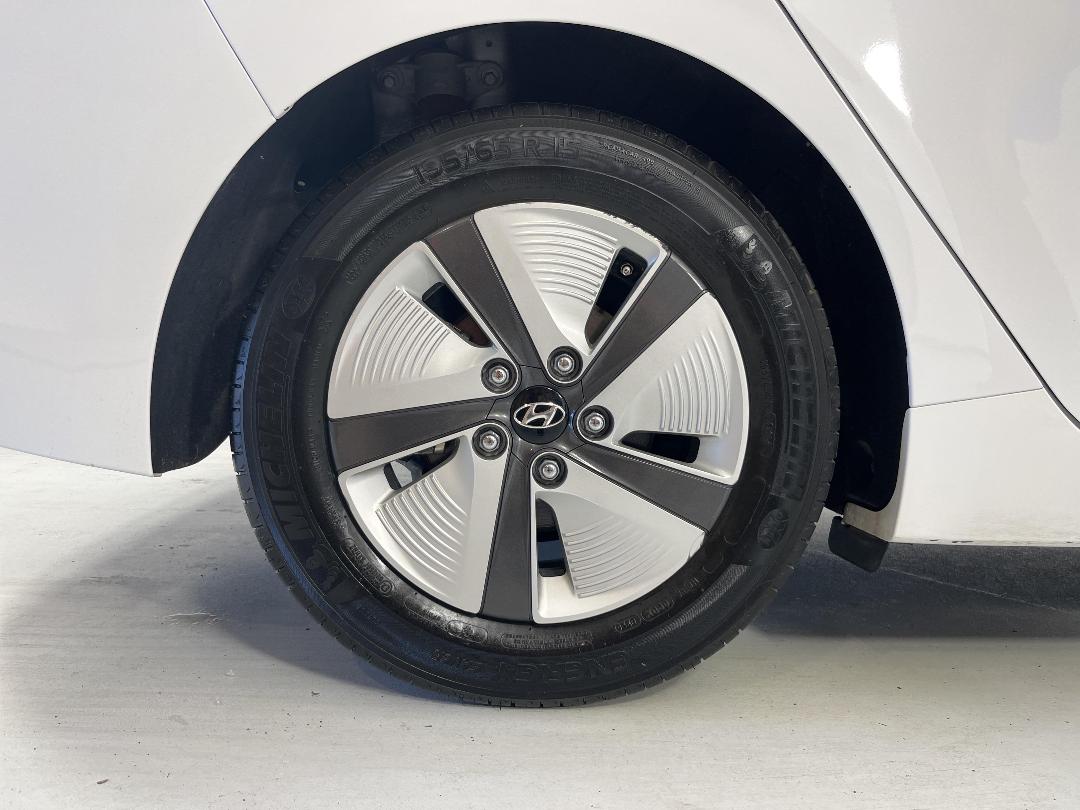 Photo '12' of Hyundai Ioniq Photo '12' of Hyundai Ioniq