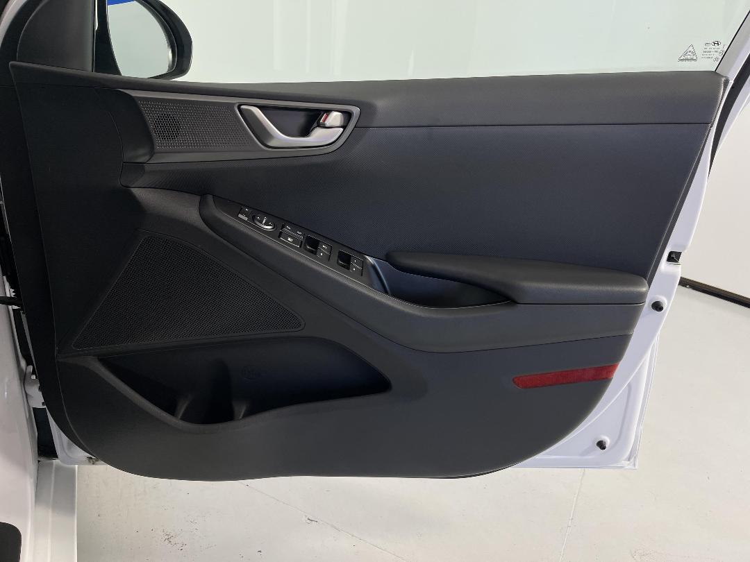 Photo '15' of Hyundai Ioniq Photo '15' of Hyundai Ioniq