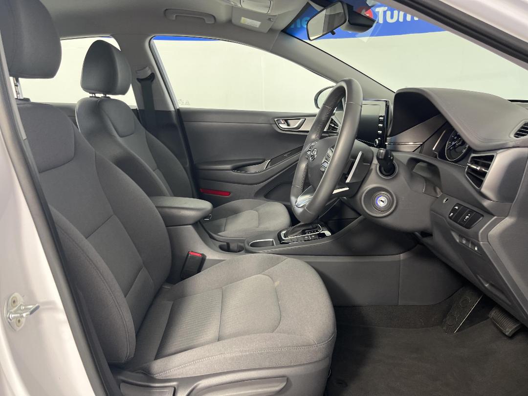 Photo '16' of Hyundai Ioniq Photo '16' of Hyundai Ioniq