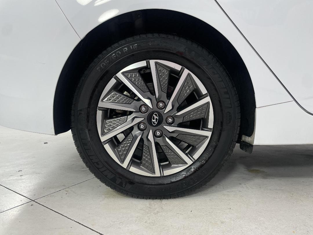 Photo '12' of Hyundai Ioniq Photo '12' of Hyundai Ioniq