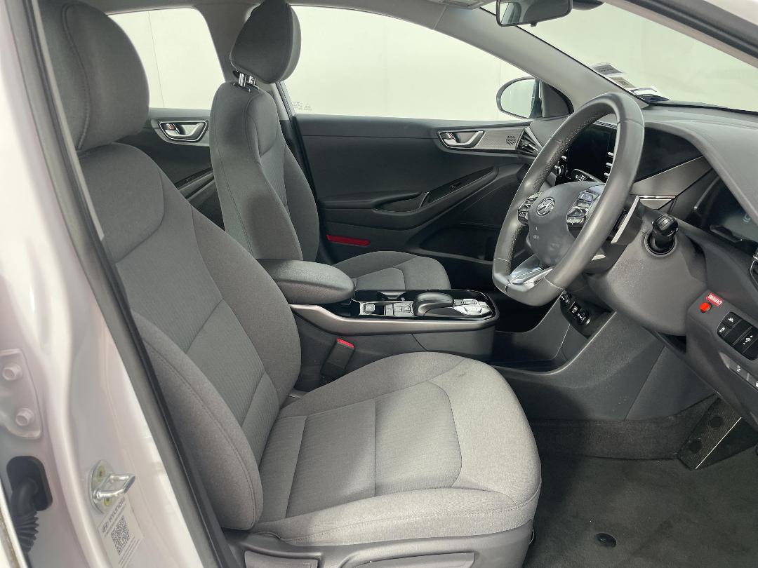 Photo '16' of Hyundai Ioniq Photo '16' of Hyundai Ioniq