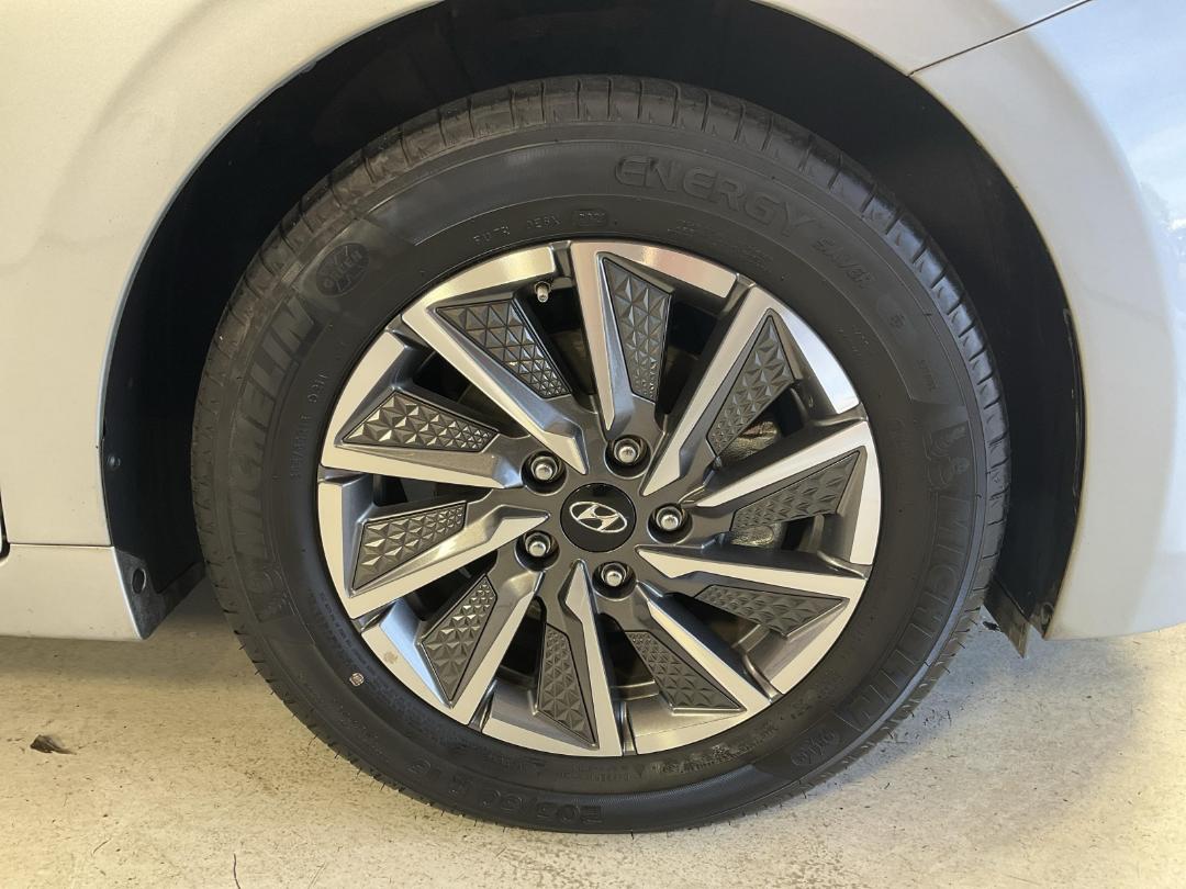 Photo '9' of Hyundai Ioniq Photo '9' of Hyundai Ioniq