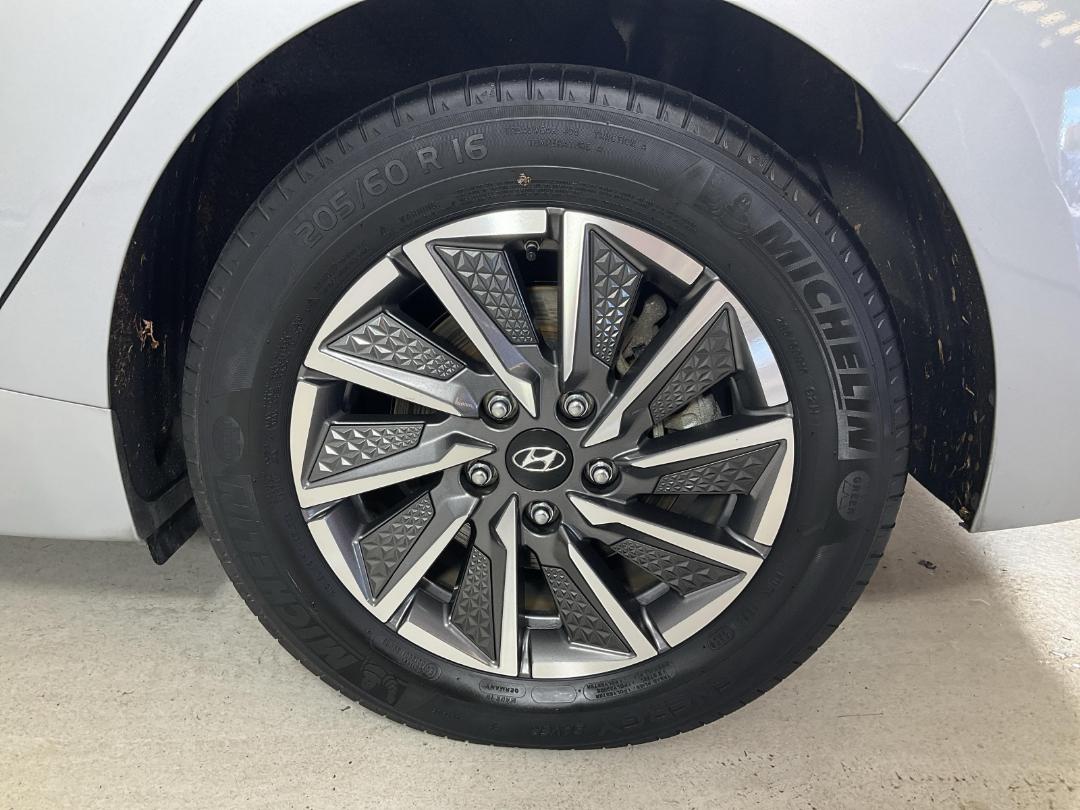 Photo '11' of Hyundai Ioniq Photo '11' of Hyundai Ioniq