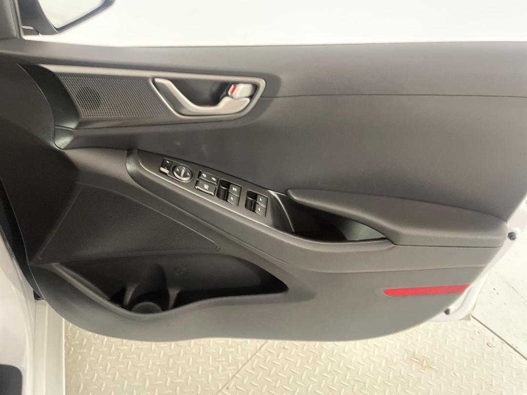 Photo '15' of Hyundai Ioniq Photo '15' of Hyundai Ioniq