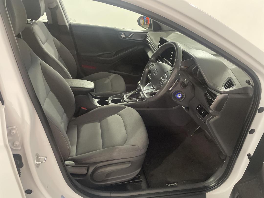 Photo '16' of Hyundai Ioniq Photo '16' of Hyundai Ioniq