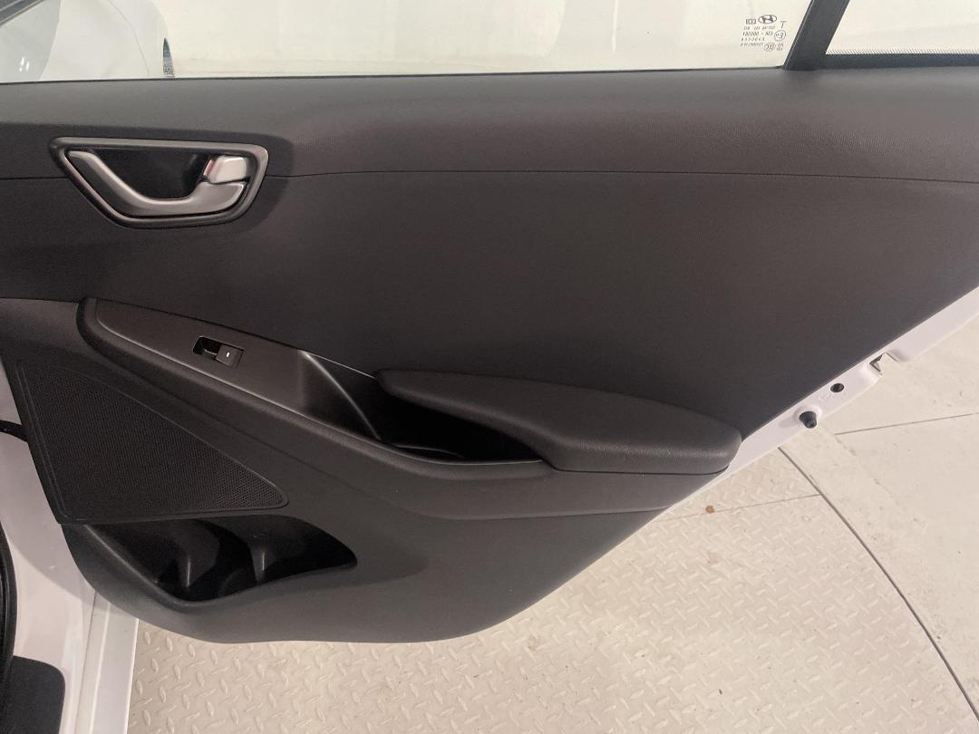 Photo '19' of Hyundai Ioniq Photo '19' of Hyundai Ioniq