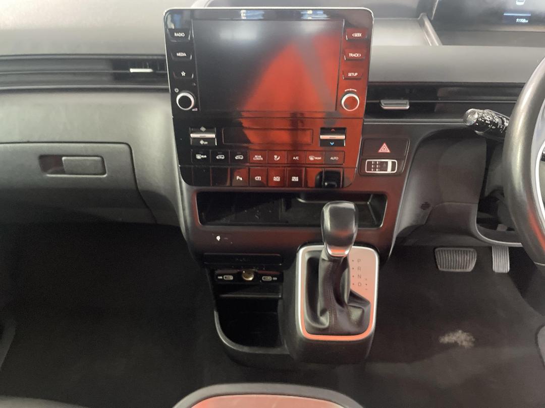 Photo '18' of Hyundai Staria