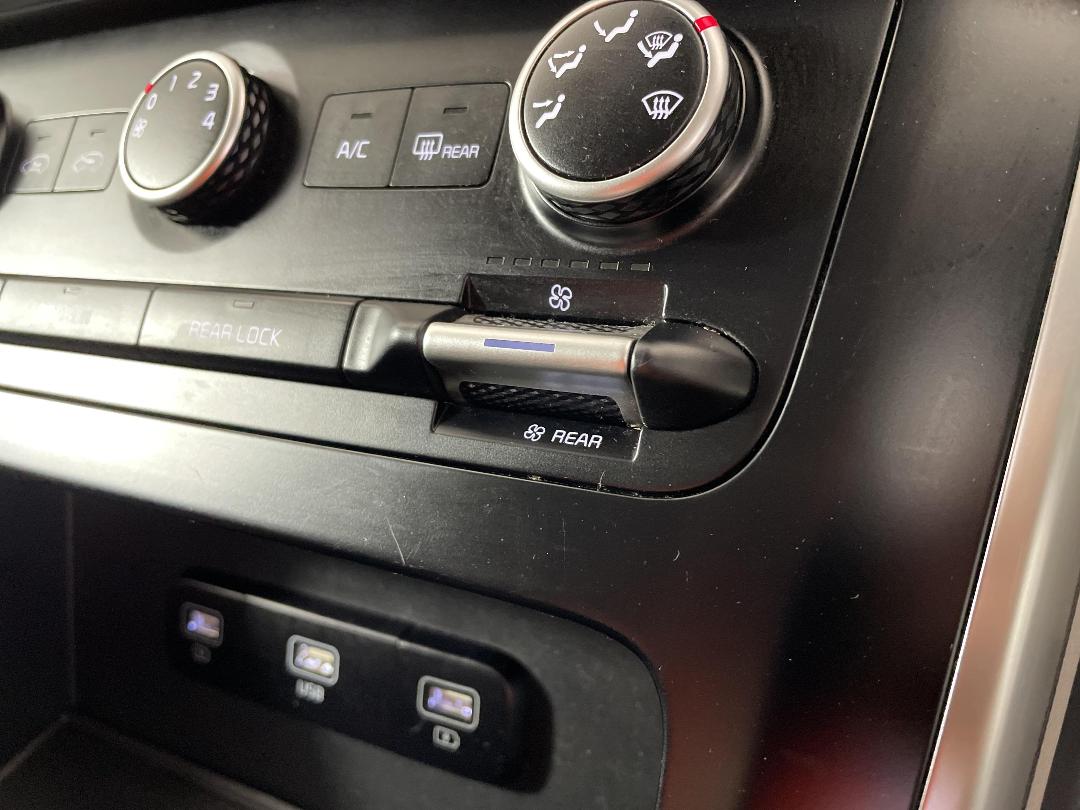 Photo '32' of KIA Carnival