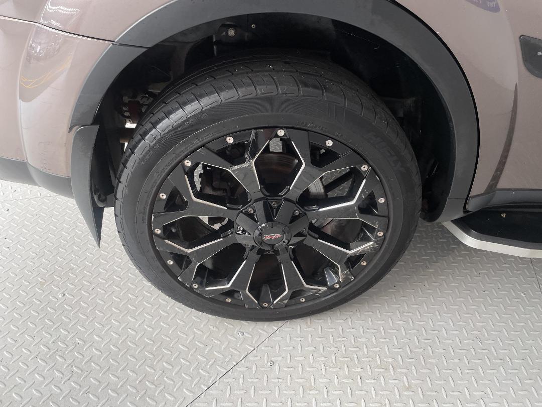 Photo '12' of Mahindra XUV