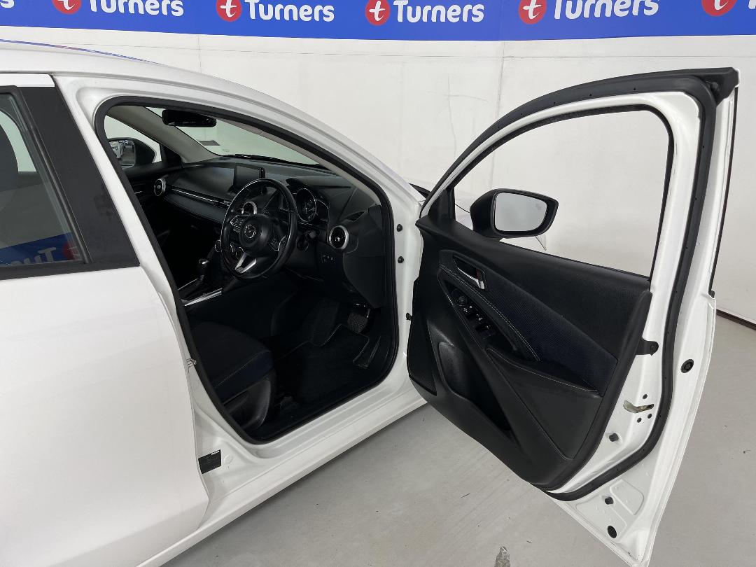 Photo '15' of Mazda Mazda2