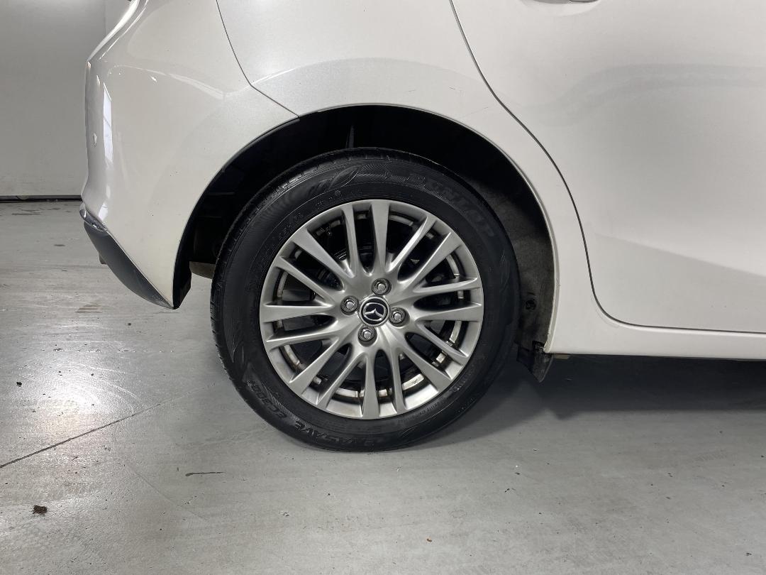 Photo '12' of Mazda Mazda2