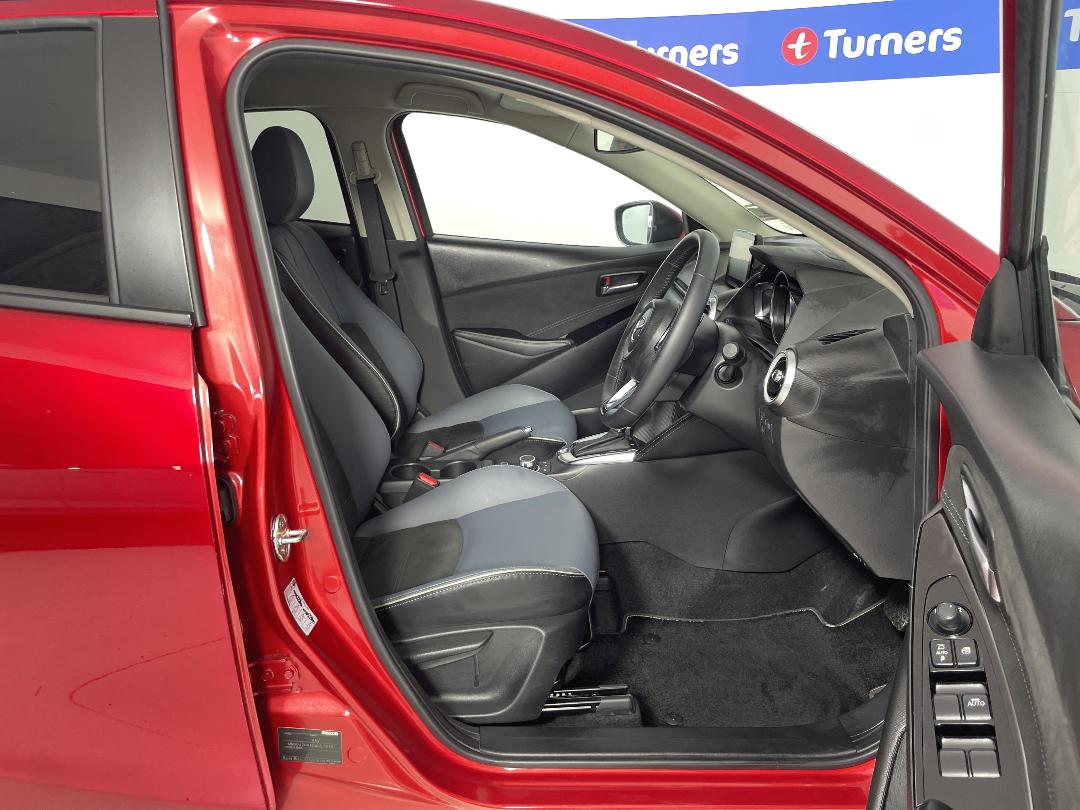 Photo '16' of Mazda Mazda2