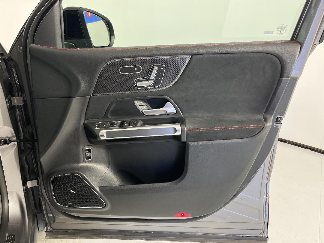 Photo '15' of Mercedes-Benz GLB Photo '15' of Mercedes-Benz GLB