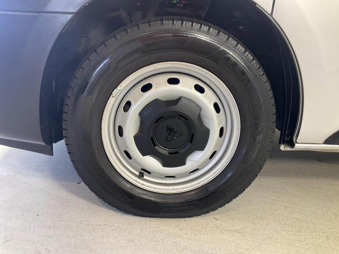 Photo '10' of Mitsubishi Express