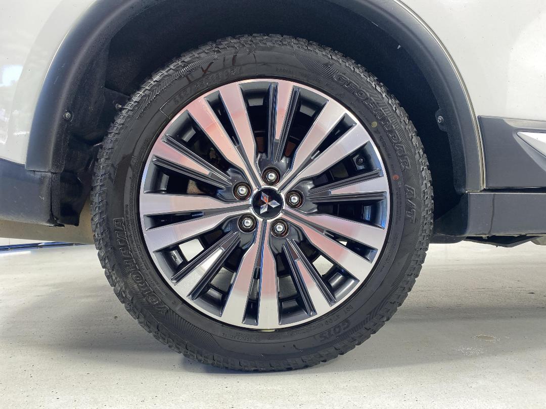 Photo '12' of Mitsubishi Outlander