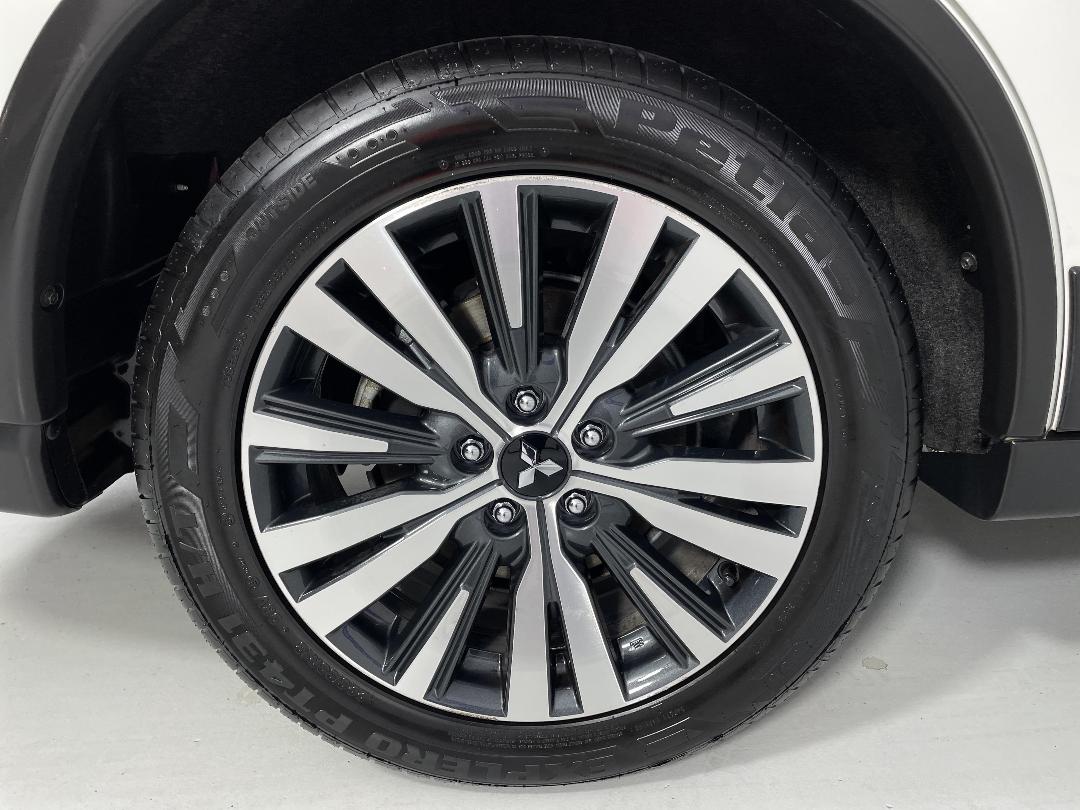 Photo '12' of Mitsubishi Outlander