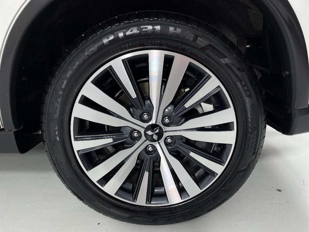 Photo '11' of Mitsubishi Outlander