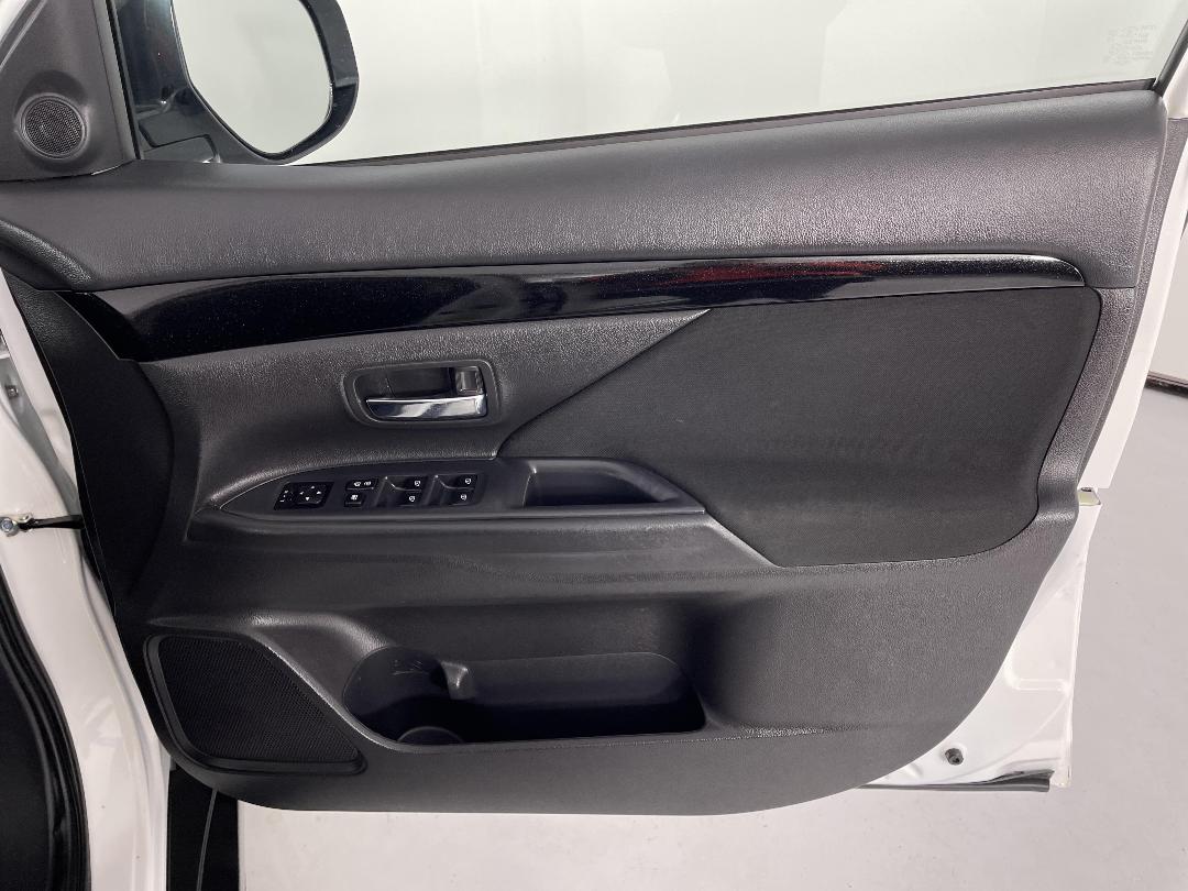 Photo '15' of Mitsubishi Outlander