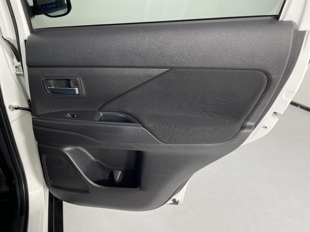 Photo '19' of Mitsubishi Outlander