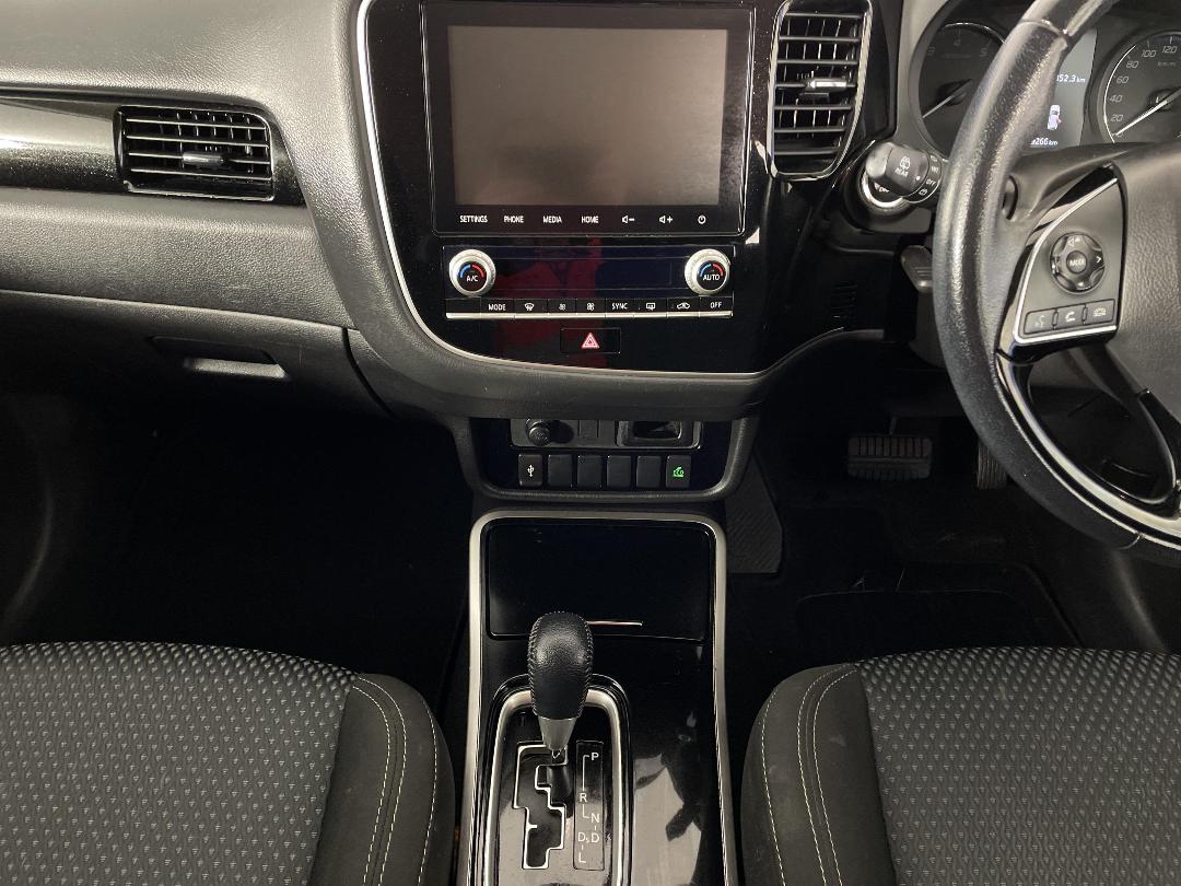 Photo '18' of Mitsubishi Outlander