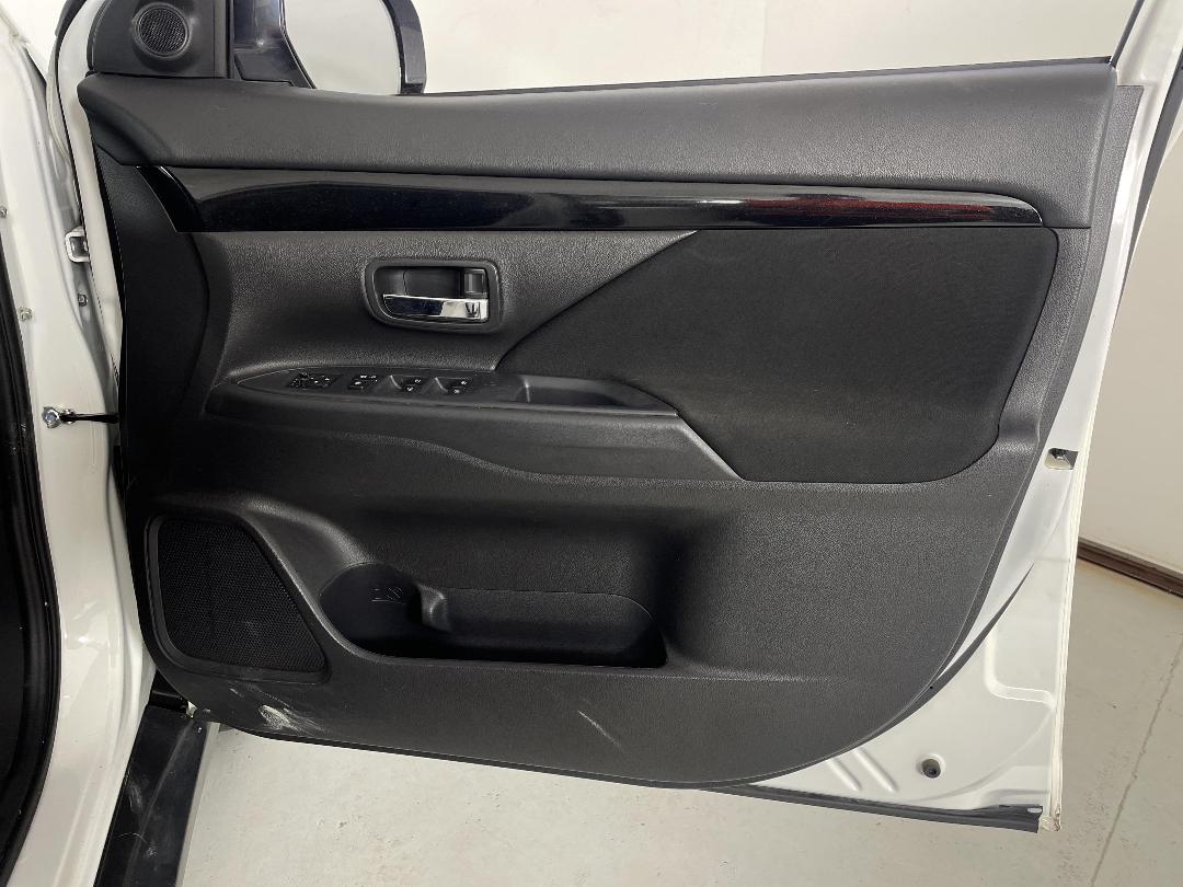 Photo '15' of Mitsubishi Outlander