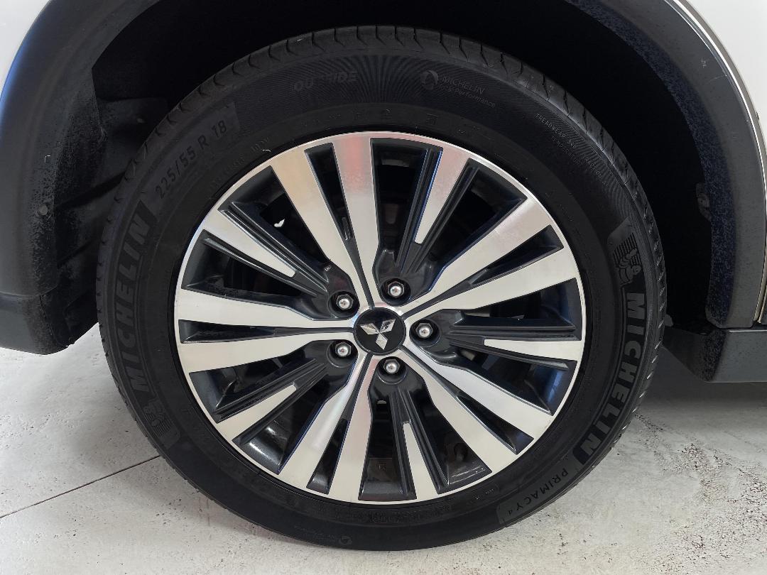 Photo '12' of Mitsubishi Outlander