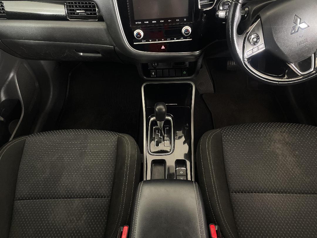 Photo '18' of Mitsubishi Outlander