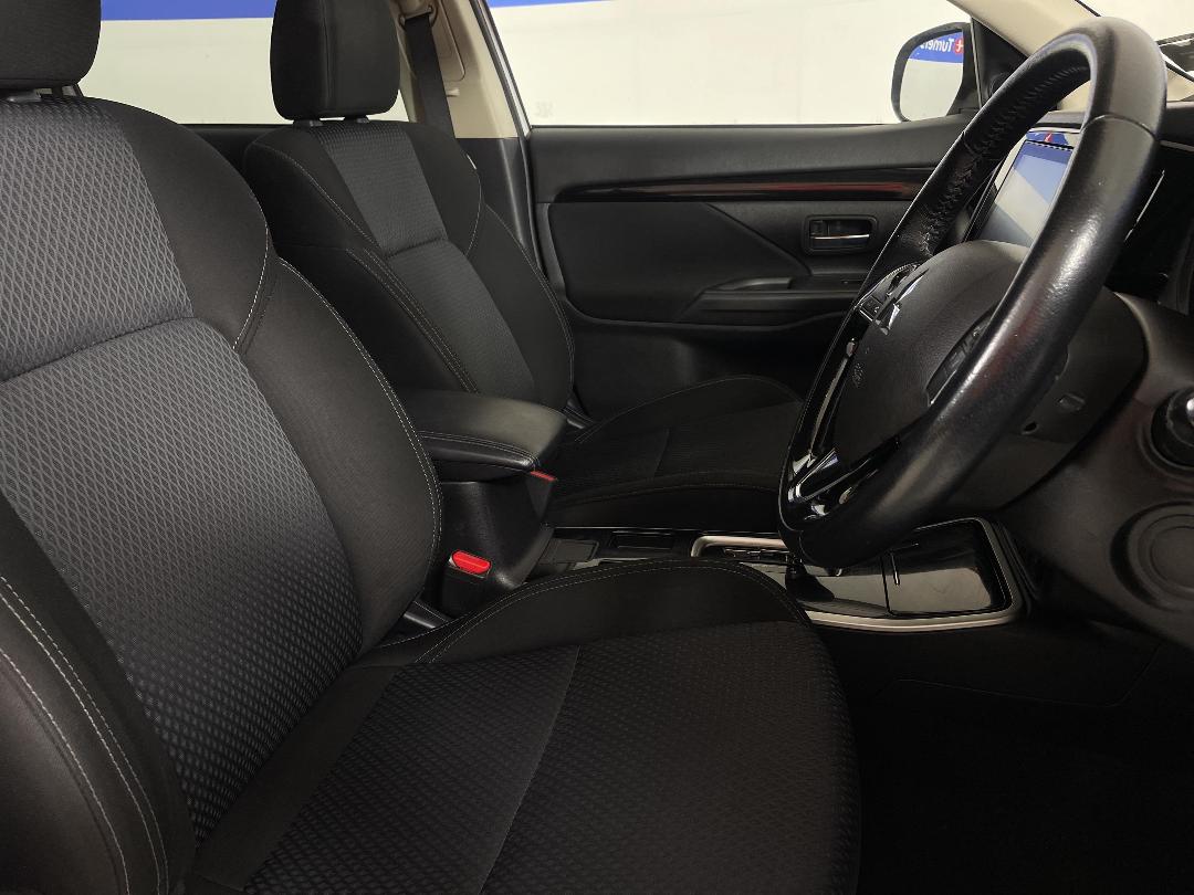 Photo '16' of Mitsubishi Outlander