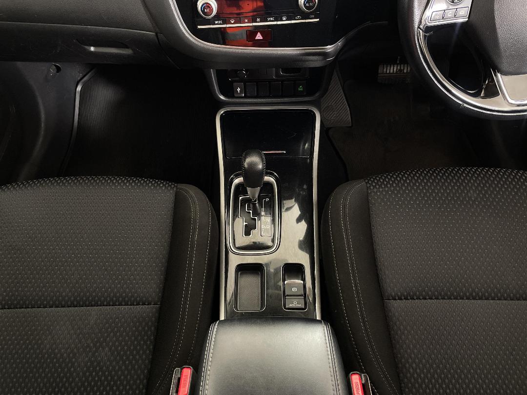 Photo '18' of Mitsubishi Outlander