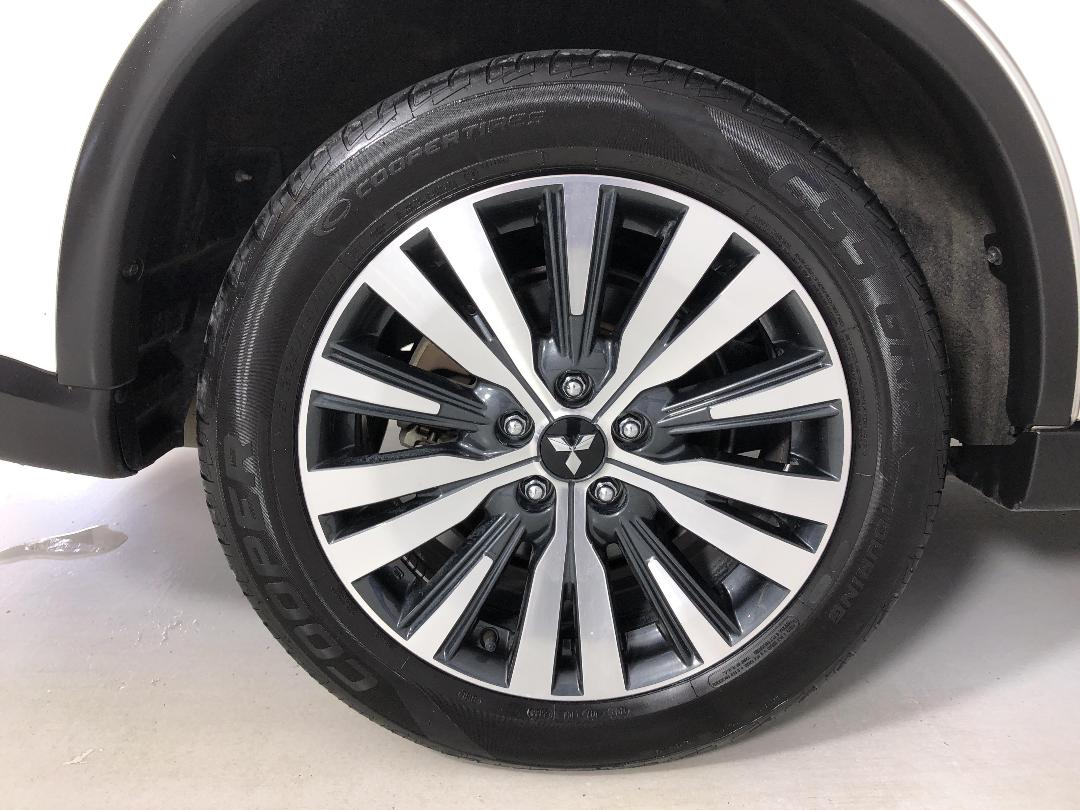 Photo '12' of Mitsubishi Outlander