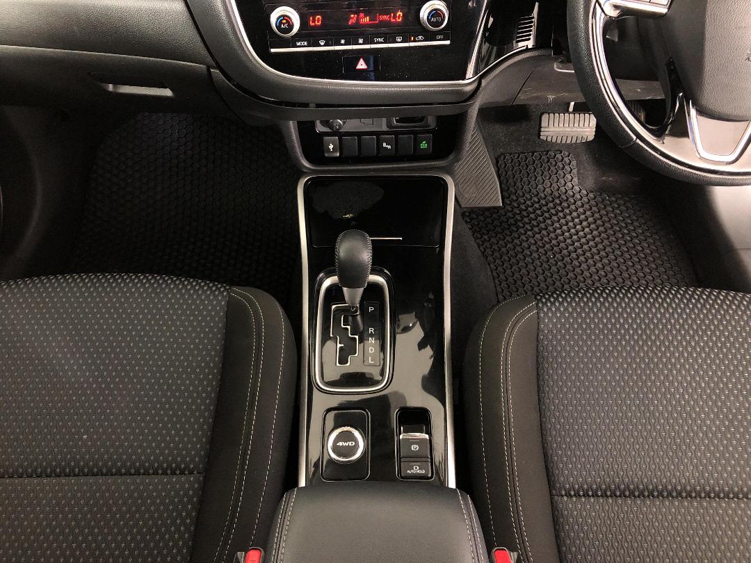 Photo '18' of Mitsubishi Outlander